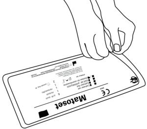 KROK 1 - rozwarstwić opakowanie w miejscu wytłoczenia w jednym narożniku od strony oznaczonej piktogramami łapek