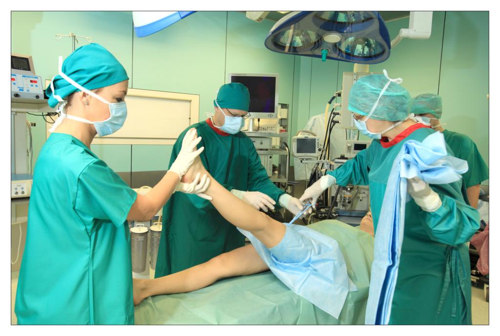 Fot. 7 Separacja operowanej nogi pacjenta pierwszą warstwą